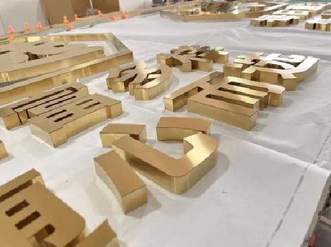 富源拉丝不锈钢字的特点。